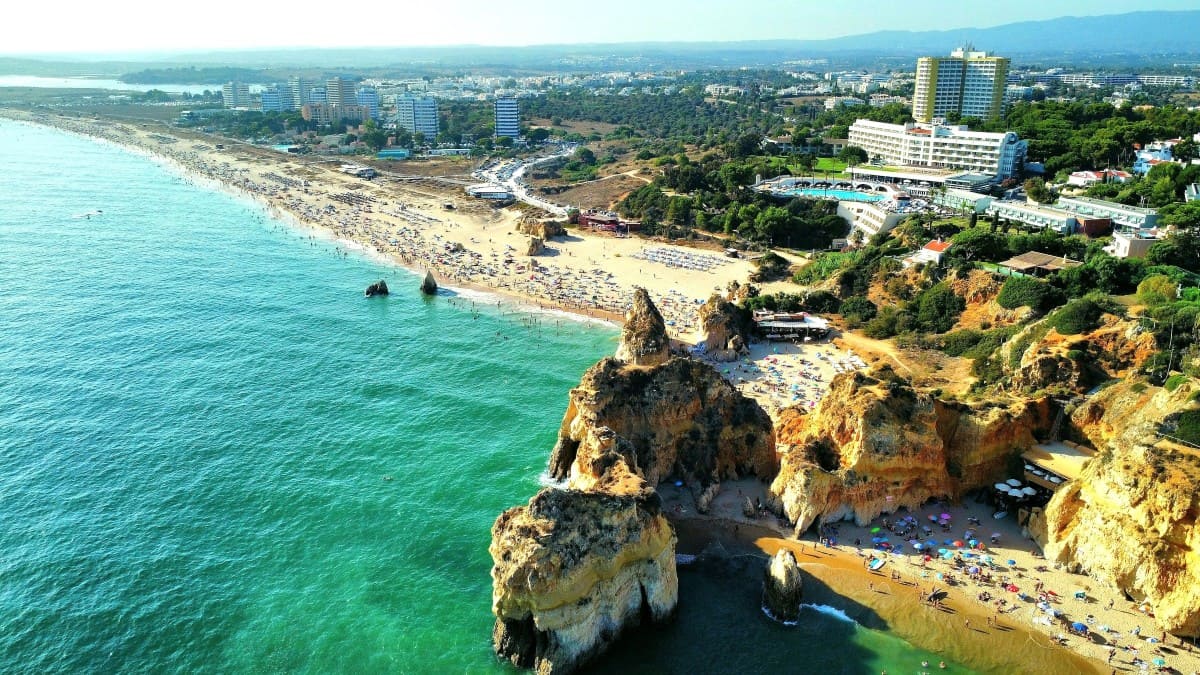 Portimão Coast in Portugal, where both travelers and portuguese people enjoy good moments  